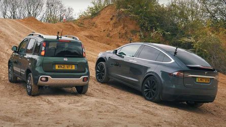 Off-Road savaşında Tesla Model X, Fiat Panda Cross’a karşı!