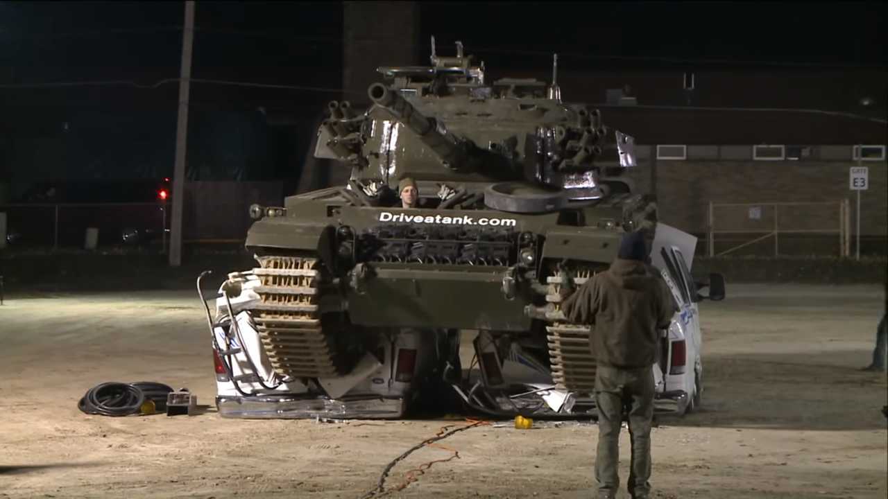 Un tanque destruye dos furgonetas de TV en directo