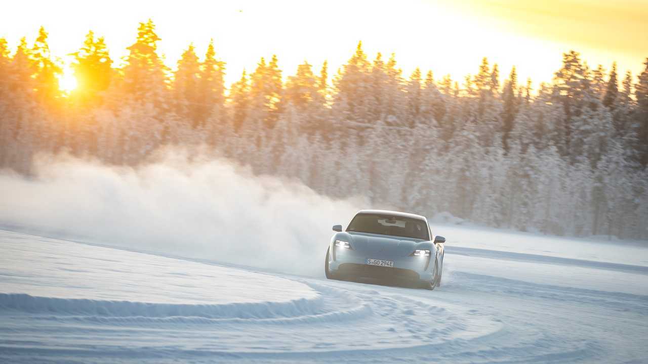 Porsche Taycan 4S 2020 sobre hielo