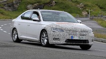 Skoda Superb facelift spy photo