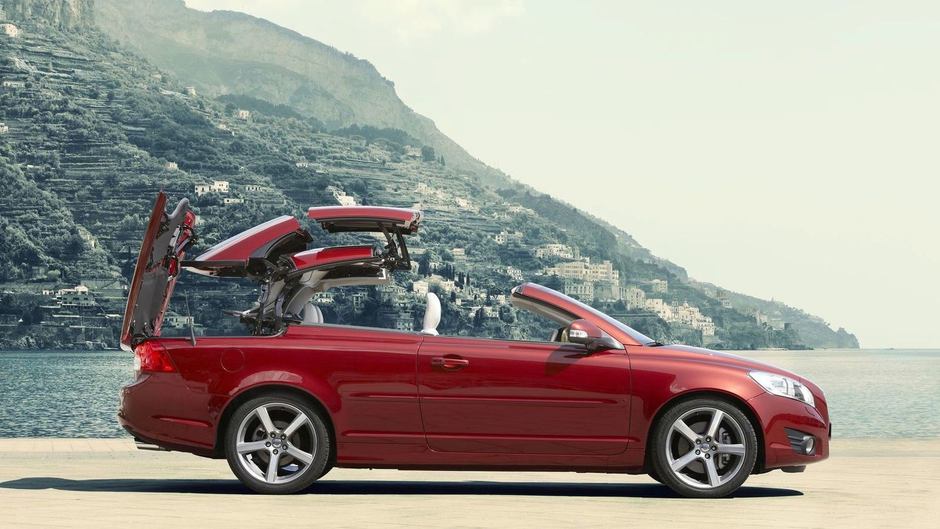 2009-179899-2010-volvo-c70-facelift1.jpg