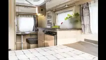 Neue Wohnmobile, neue Wohnwagen