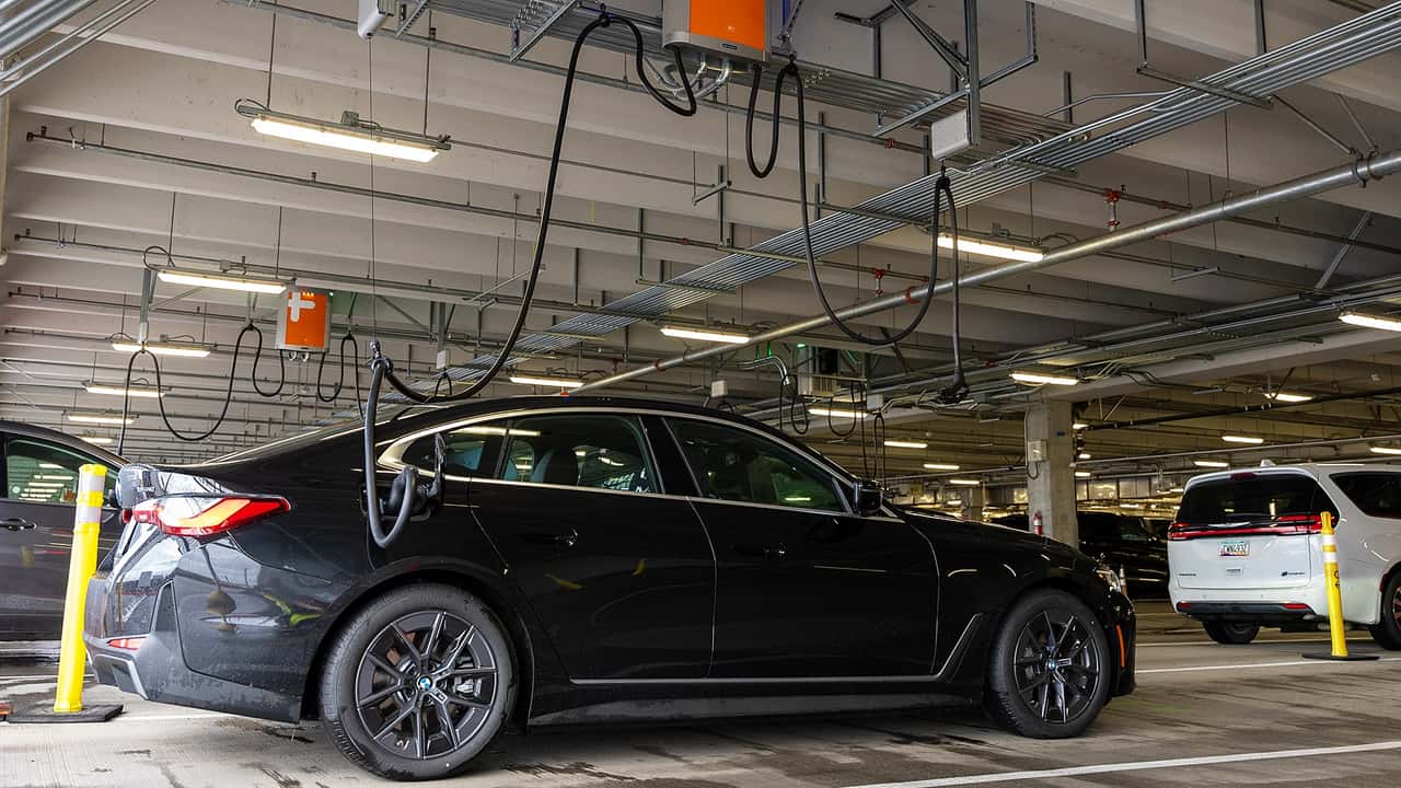Overhead ChargePoint del Quick Turnaround Facility all'aeroporto di Portland (USA)