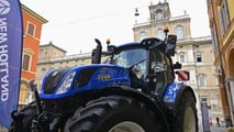 New Holland porta al Motor Valley Fest 2026 il robot autonomo R4 e il trattore T7.340 HD da 340 CV: automazione, IA e connettività al centro della scena
