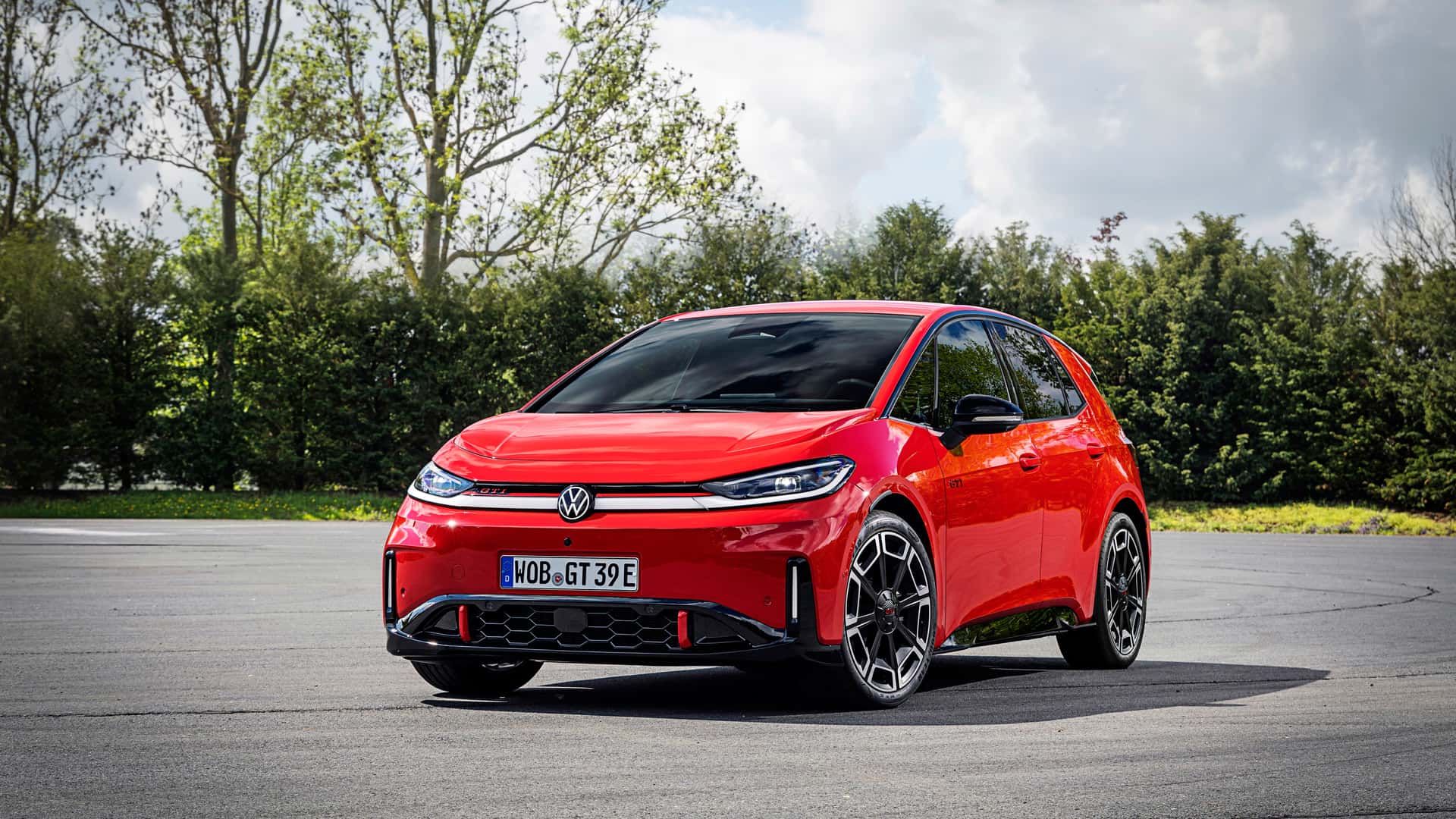 Volkswagen ID.3 GTI в движении, вид спереди