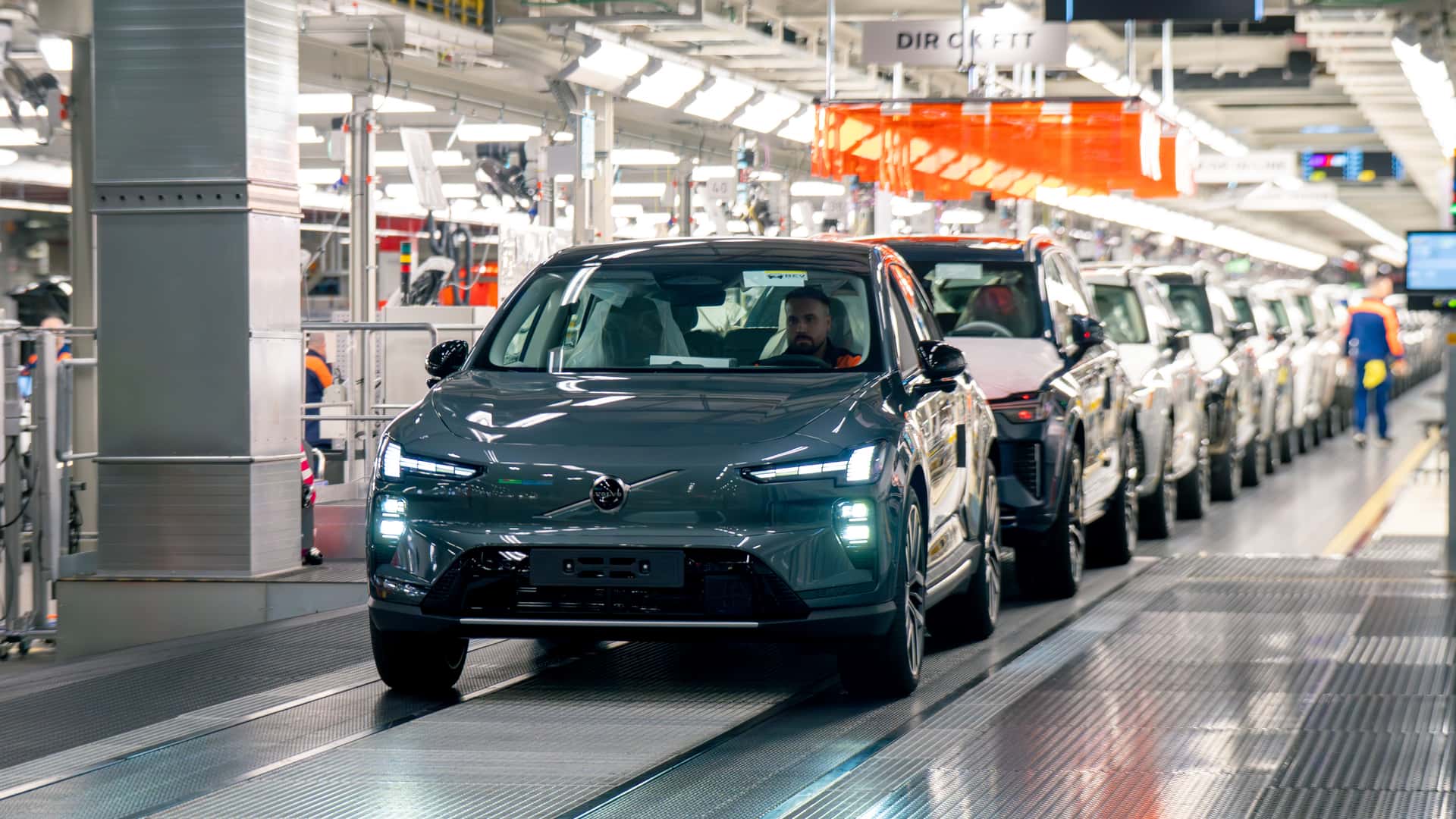 https://cdn.motor1.com/images/mgl/xq3XGz/s1/volvo-ex60-via-alla-produzione.jpg