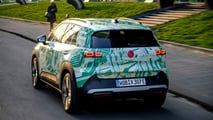 Versão da série VW ID Cross disfarçada em fotos de fábrica (2026)