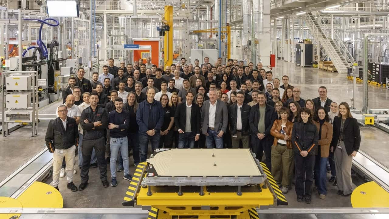 SEAT & CUPRA avvia l'assemblaggio in serie dei sistemi di batterie della CUPRA Raval