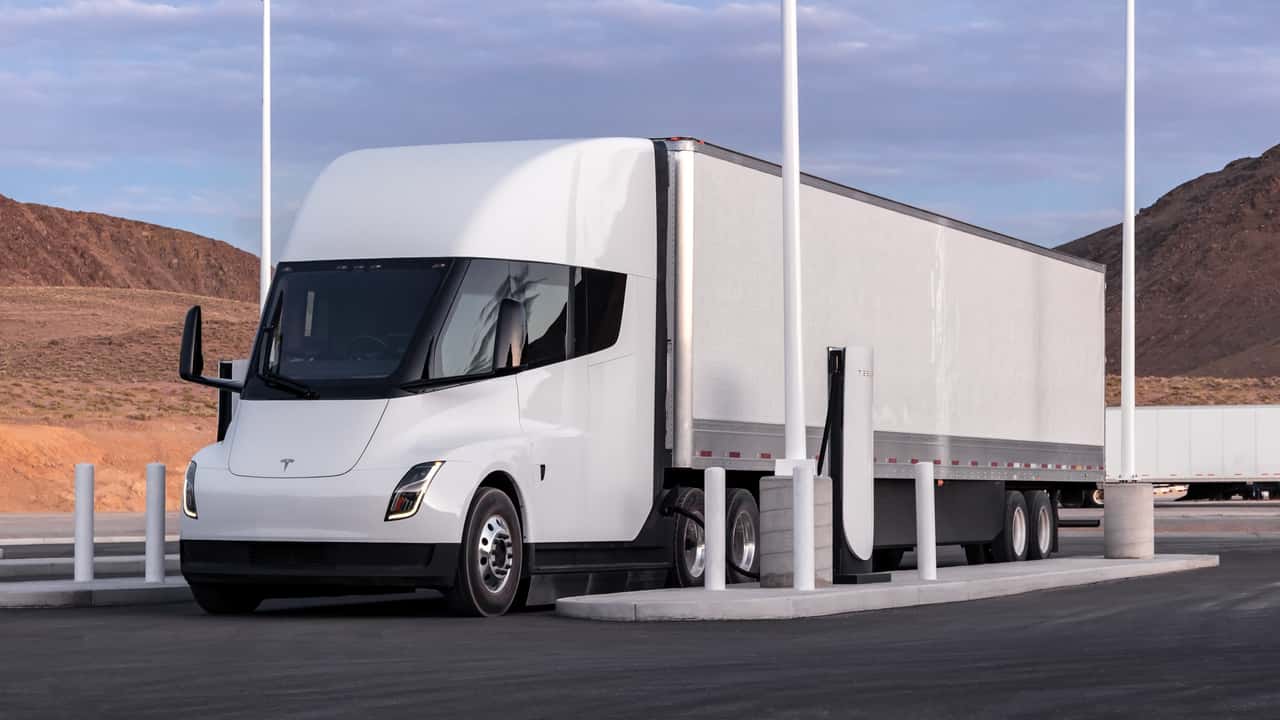 Tesla Semi beim Laden (Rendering)