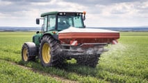 Confermati i crediti d'imposta per carburanti e fertilizzanti agricoli: fino al 20% e 30% sugli acquisti marzo-maggio 2026, da usare entro fine anno.