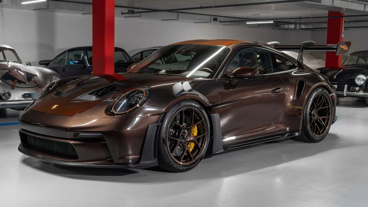 Porsche 911 GT3 RS (2026) in Macadamiametallic mit Elementen aus mattem Carbon