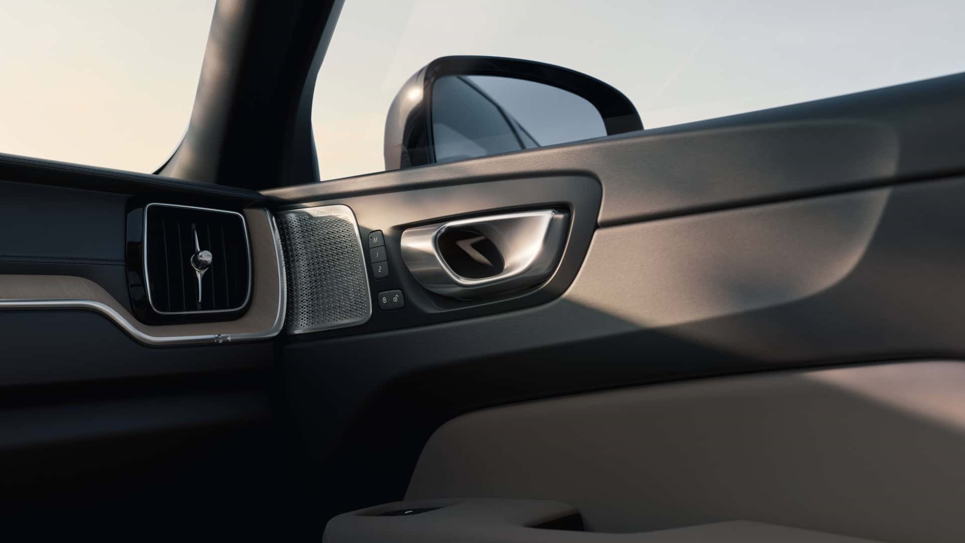 https://cdn.motor1.com/images/mgl/xqK7Rp/s1/2026-volvo-xc60.jpg