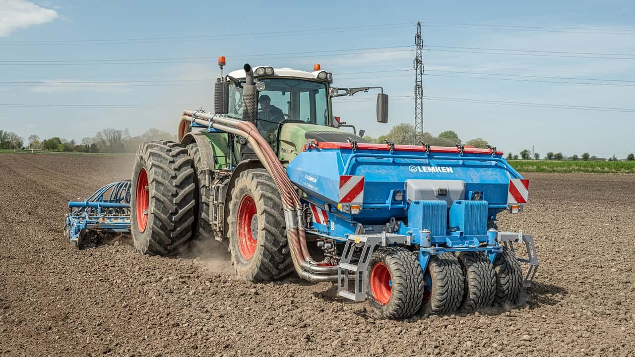 LEMKEN Solitair: semina con la nuova tramoggia frontale