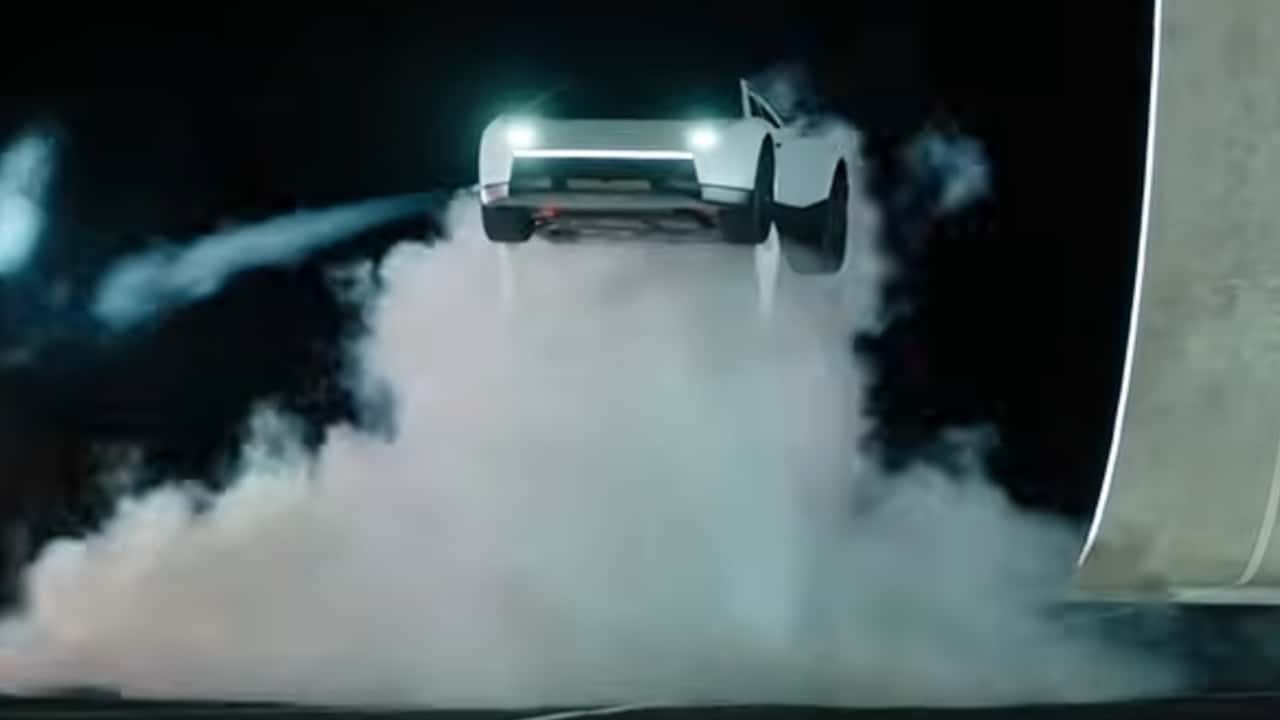 Tutto il fumo negli occhi della nuova Tesla Roadster