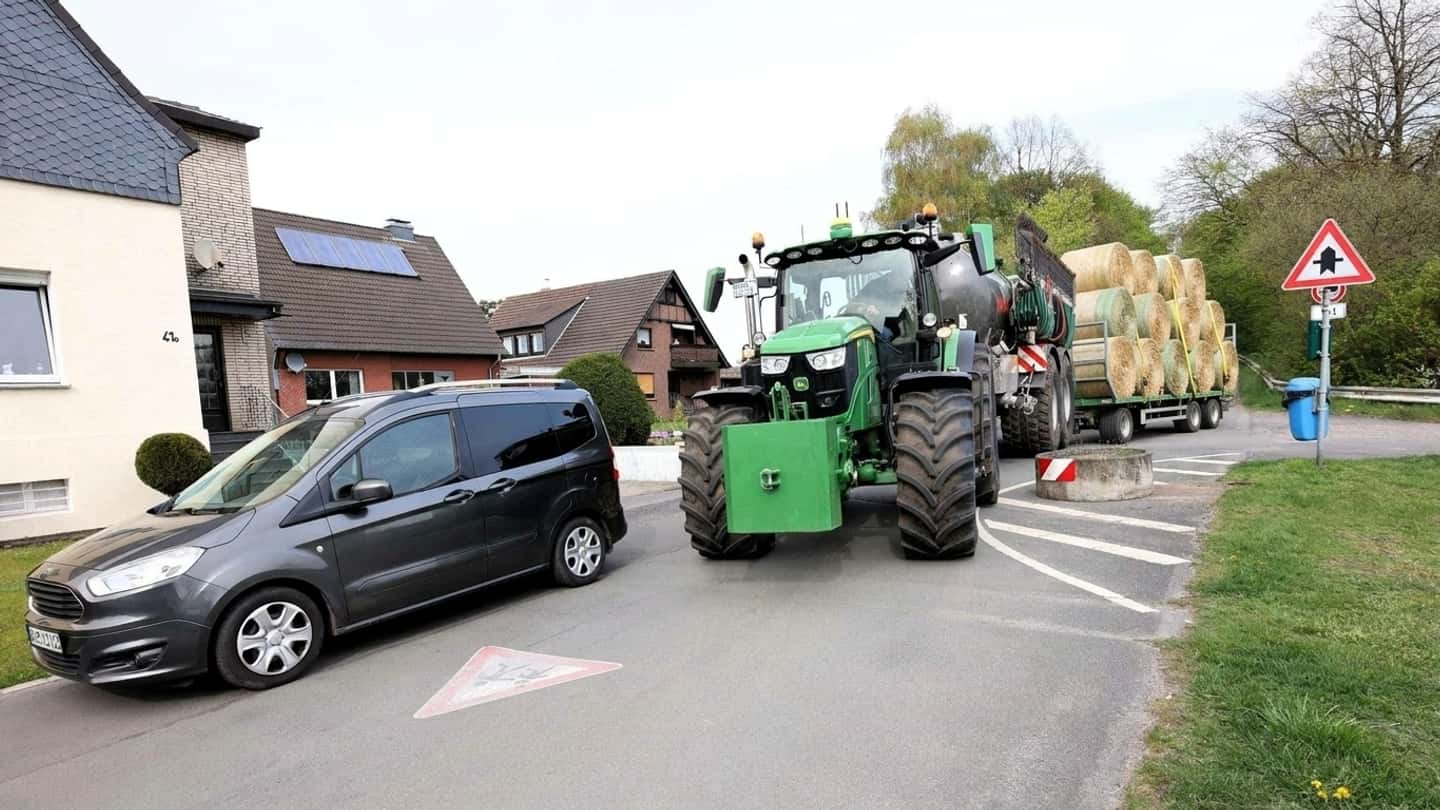 Auto blocca la strada agricola: cosa rischia il fieno