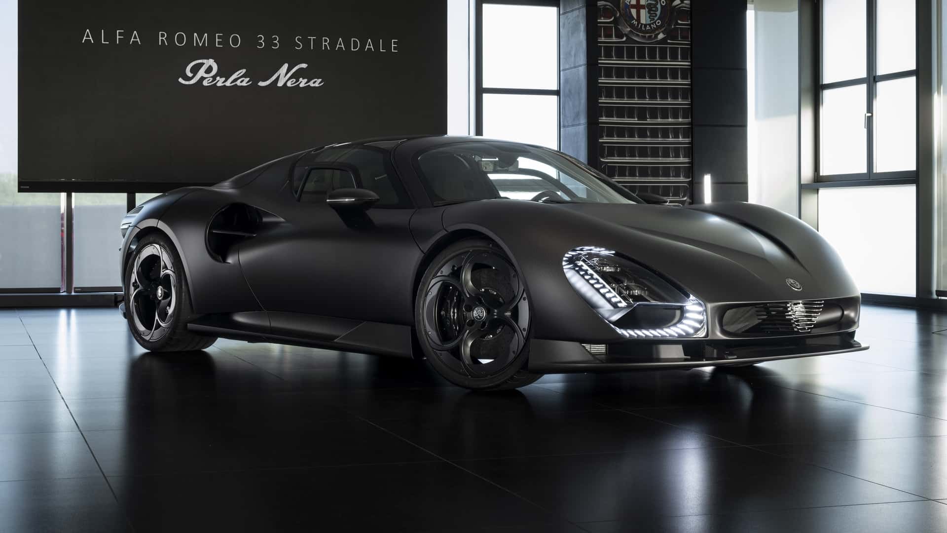 Alfa Romeo 33 Stradale 裸碳纖維版本驚豔亮相