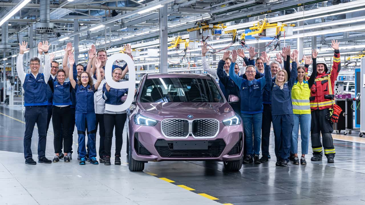 BMW świętuje dziewięć milionów wyprodukowanych aut. Jubileuszowy egzemplarz to iX1 w kolorze Velvet Orchid