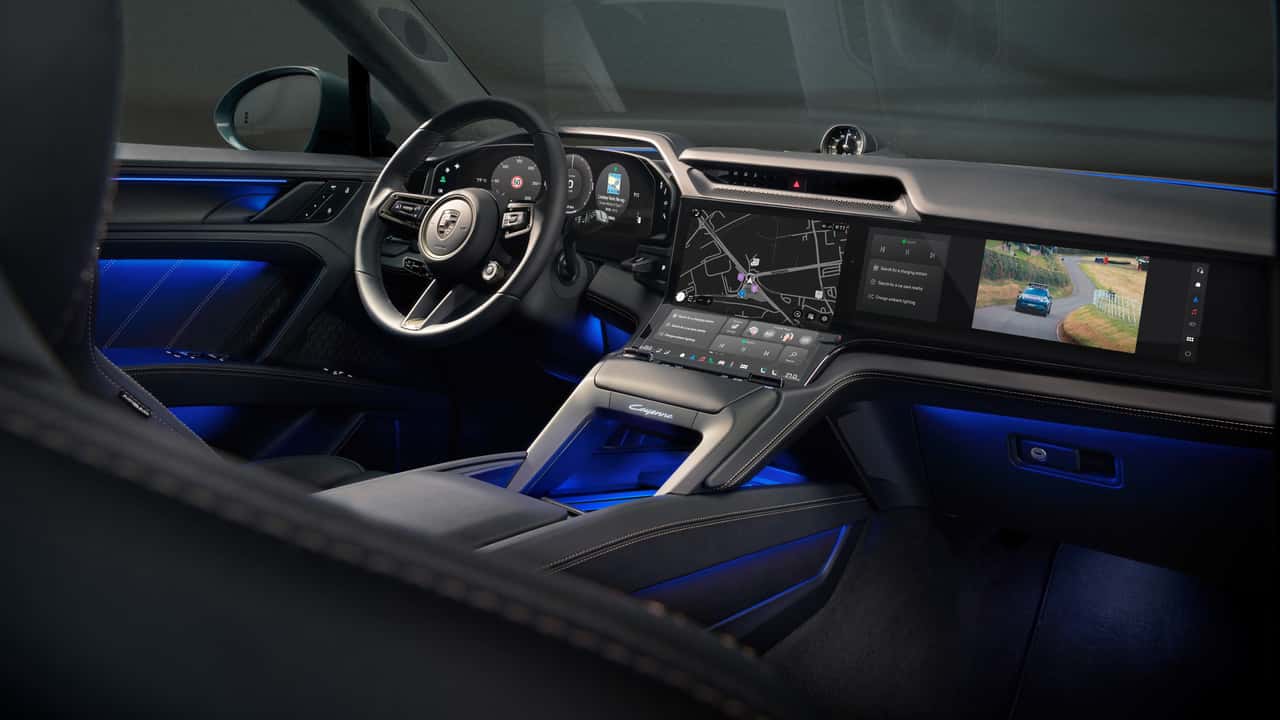 Gli interni della nuova Porsche Cayenne sono un'ode agli schermi