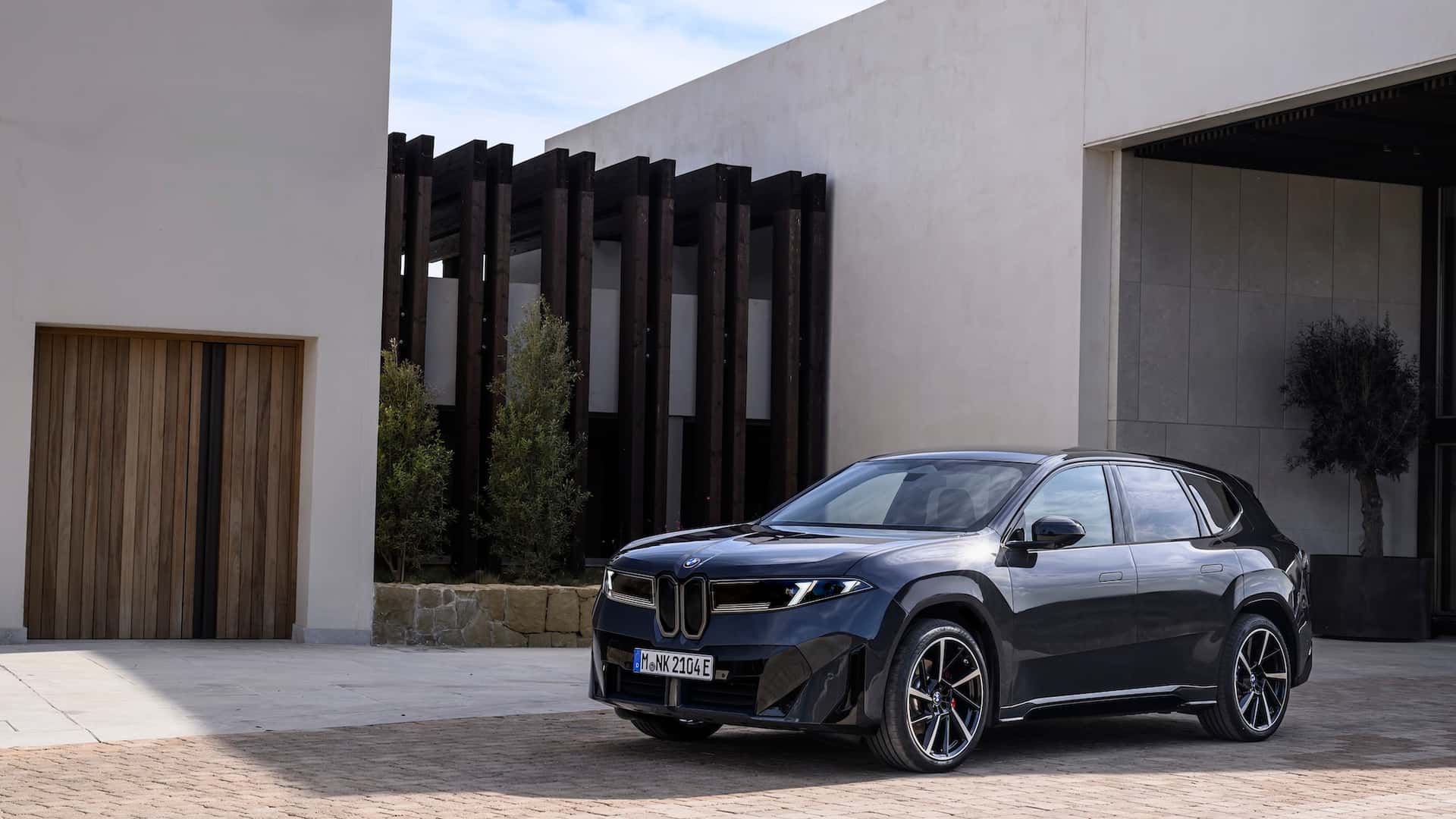 BMW iX3 vs. Tesla Model Y y Rivian R2: ¿Quién lidera el segmento de los SUV eléctricos medianos?