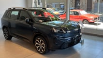 GAC Aion V com Renault 12 ao fundo