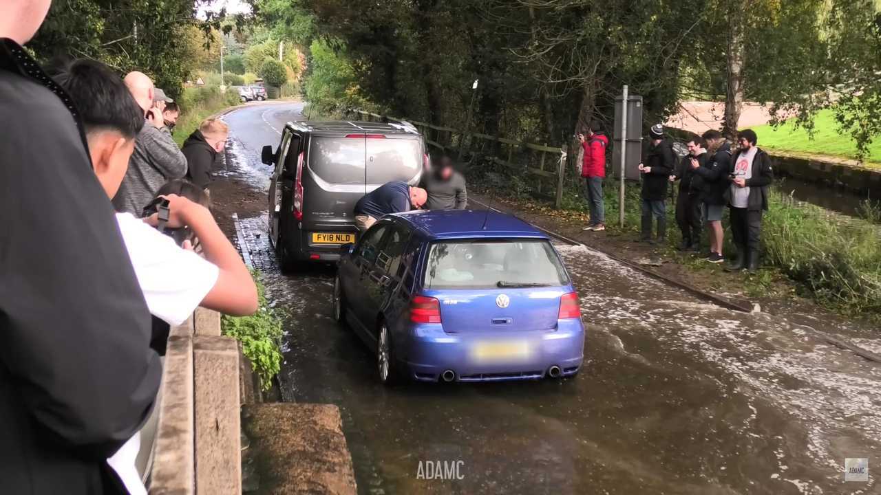 Golf R32 dans l'eau
