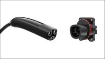Teslas US-Ladestecker (links) und entsprechender Ladeslot