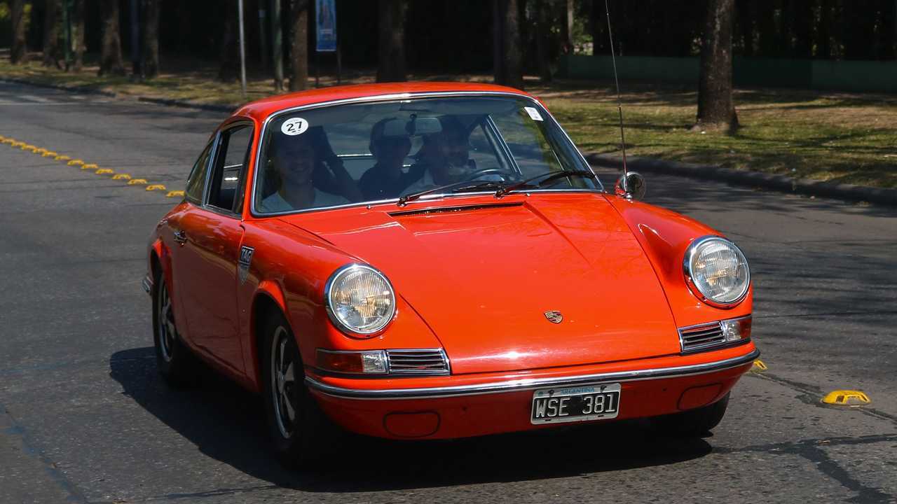 Javier Szuldiner y su Porsche 911 de 1968 durante el desfile a baja velocidad alrrededor del Hipódromo.