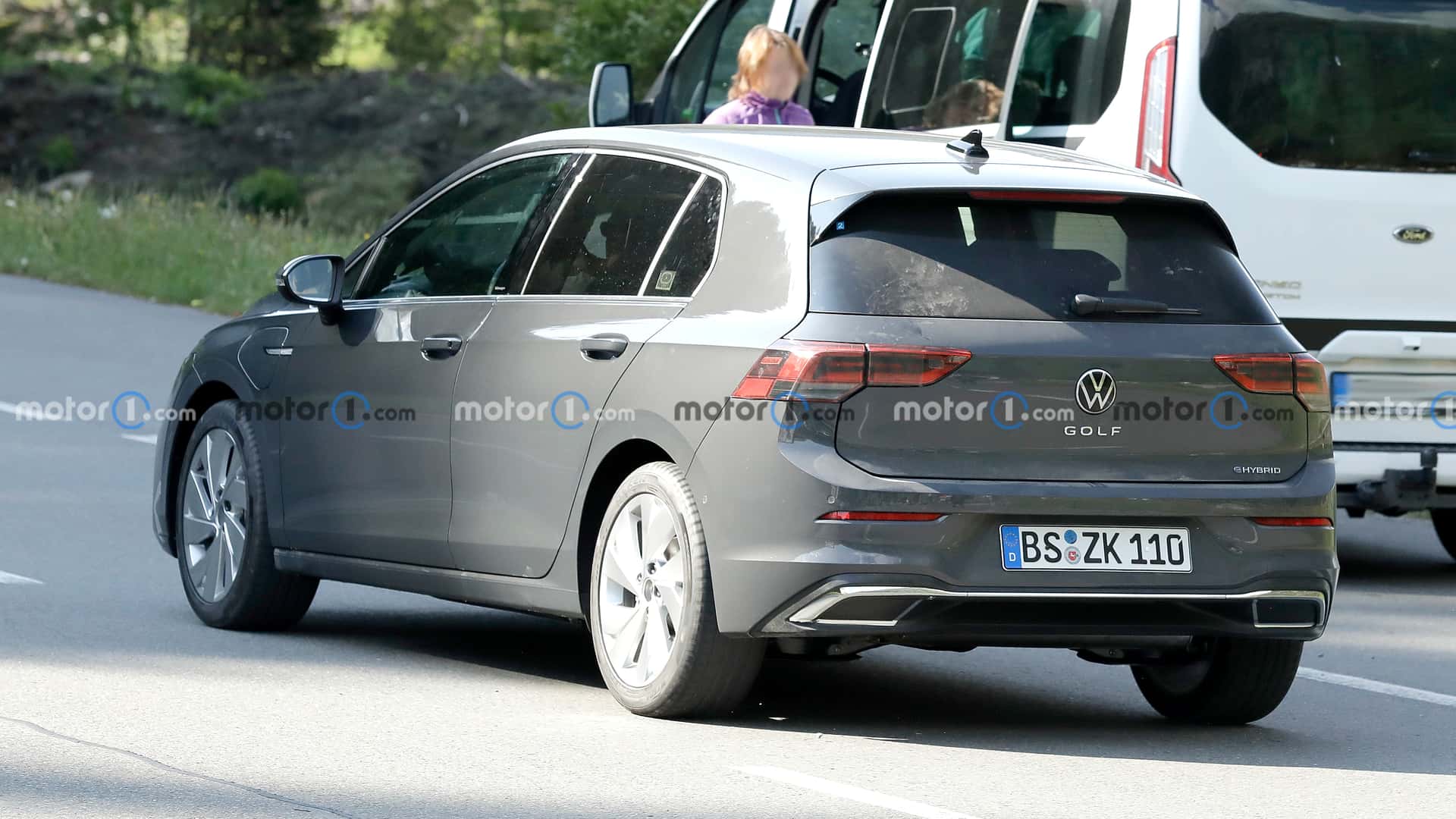 https://cdn.motor1.com/images/mgl/xqbBzw/s1/2024-volkswagen-golf-facelift-spy-photo.jpg