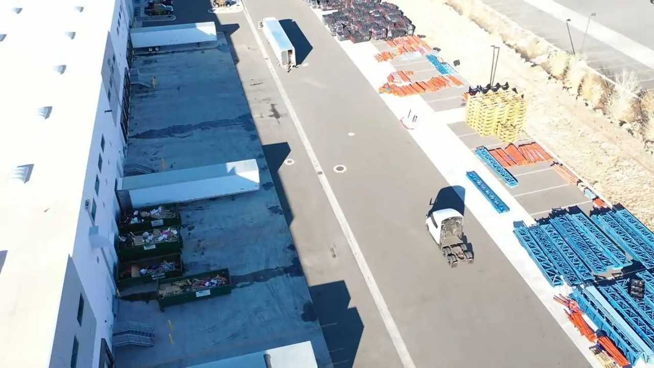 Il Tesla Semi in azione nella Gigafactory Nevada