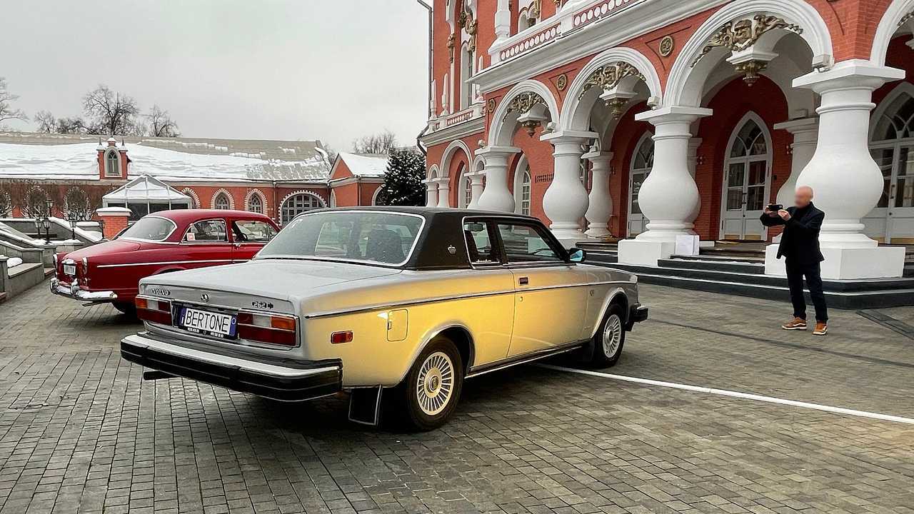 Volvo 262C Bertone и Volvo Amazon в три четверти сзади