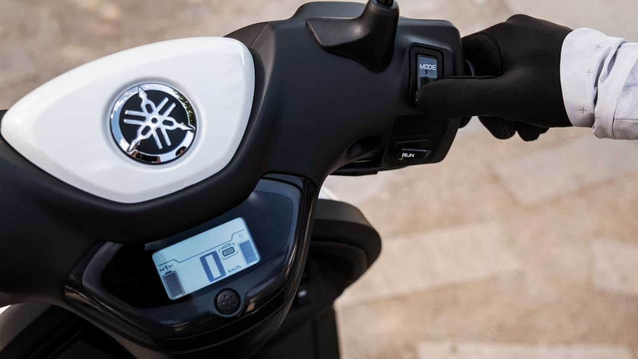 Yamaha NEO's 2022 - Blanco - Primer plano de los controles de la mano derecha