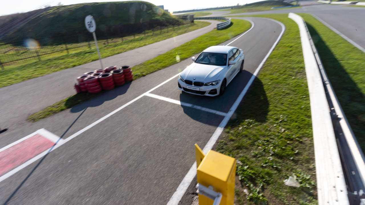 BMW 3-й серии заезжает на пит-лейн