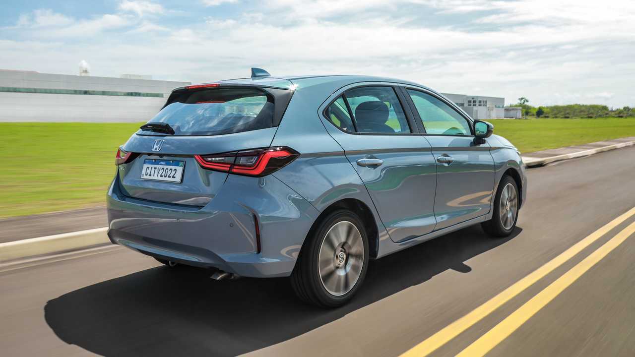 Honda City Hatchback 2022 - Em movimento de traseira