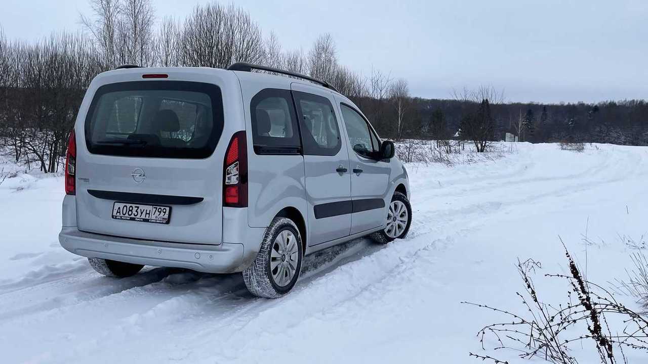 Opel Combo Life за городом, в три четверти сзади
