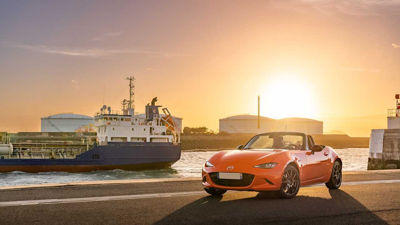 Porsche 911 Carrera GTS vs Mazda MX-5