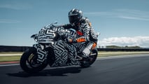 593021_MY25_KTM 990 RC R_PROTOTYPE_ACTION_ACTION_ACTION