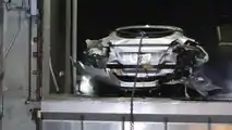 Une Ferrari Roma tombe d'un ascenseur chez un concessionnaire