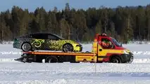 Prototyp einer Lotus-Elektrolimousine auf dem Abschleppwagen