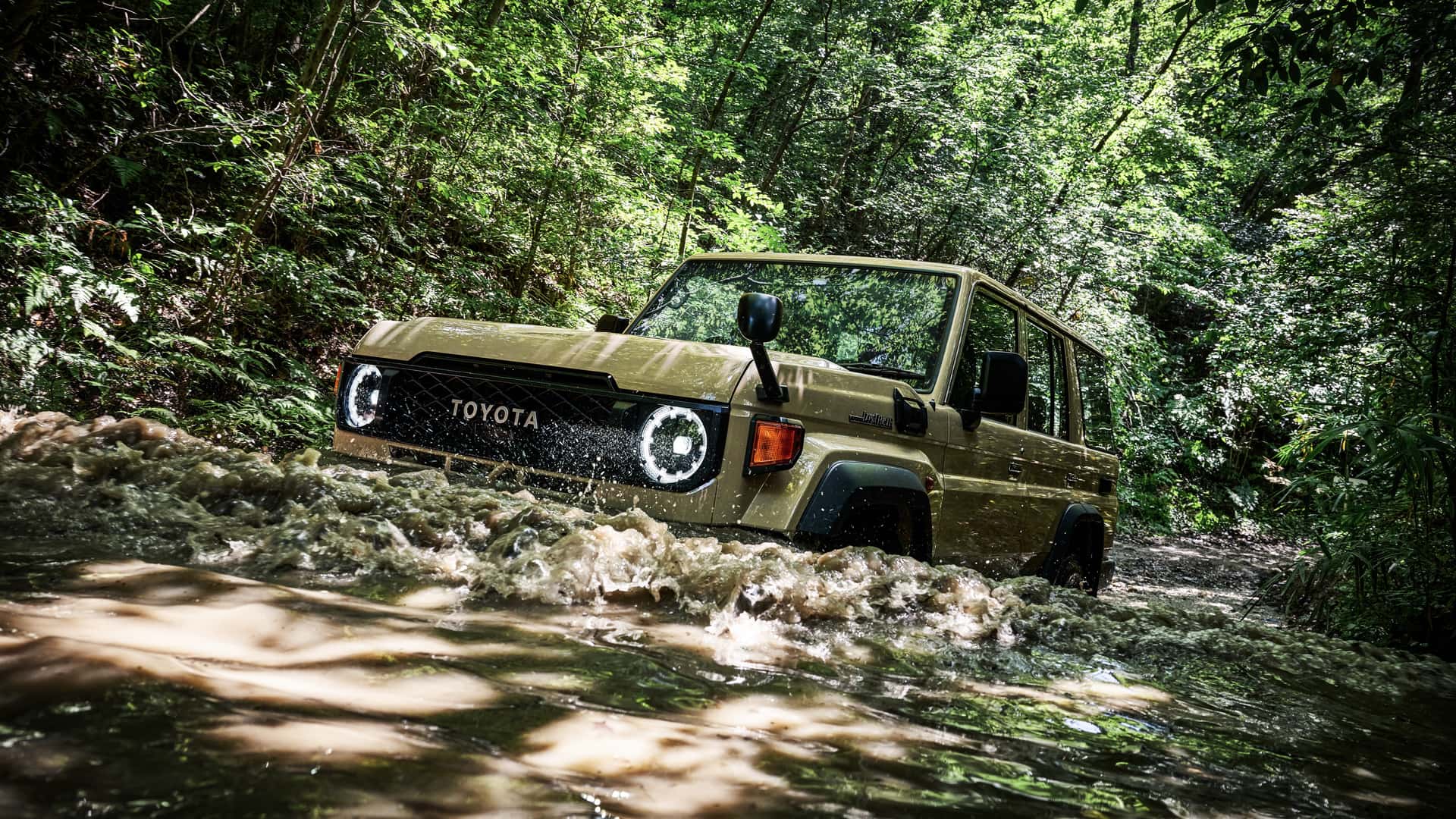 https://cdn.motor1.com/images/mgl/xqp0kz/s1/2024-toyota-land-cruiser-70-series-jdm.jpg