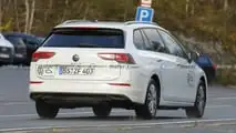 Foto spia del lifting facciale della Volkswagen Golf Variant 2024