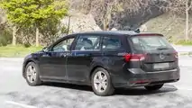 VW Passat Variant PHEV (2023) als Erlkönig