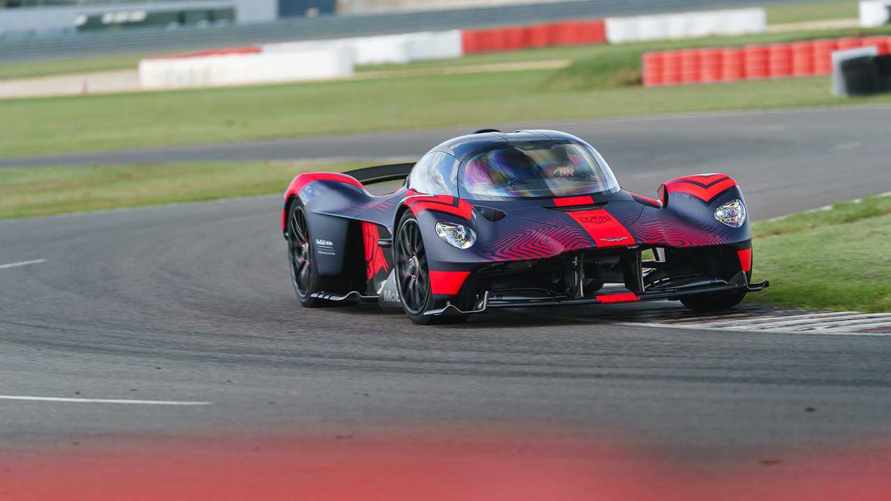 Aston Martin Valkyrie és Valhalla a pályán