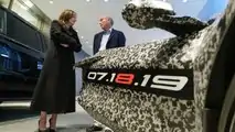 Mary Barra alla Corvette C8