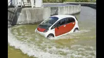 Prime foto della Mitsubishi i MiEV di serie