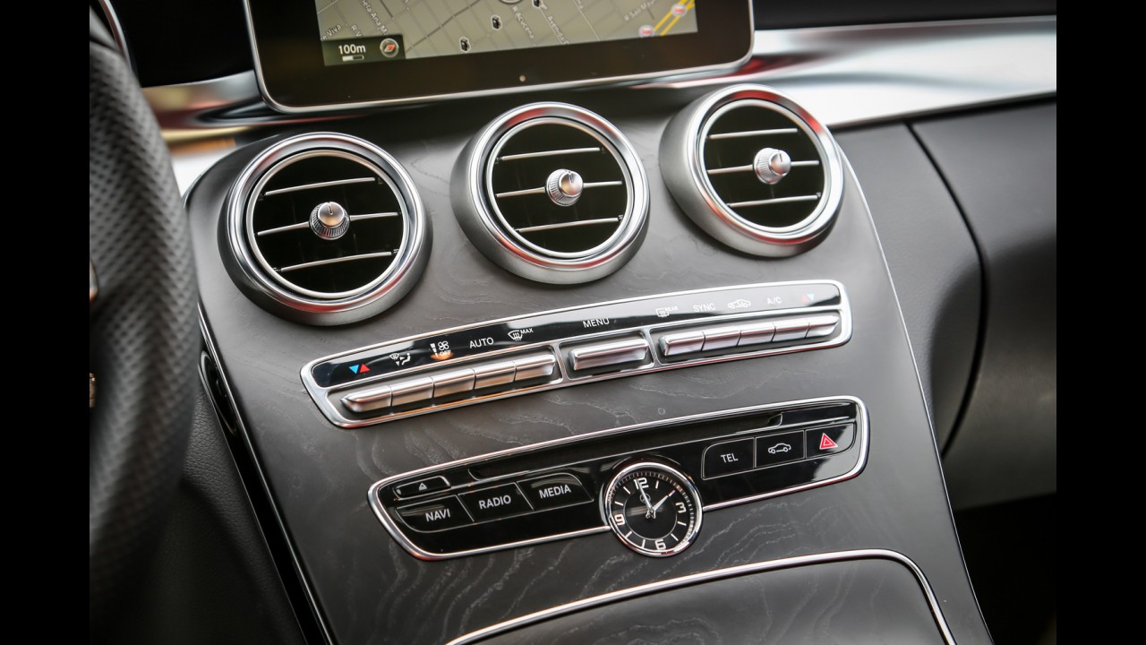 Teste CARPLACE: Mercedes C250 desafia BMW 328i pelo posto de referência