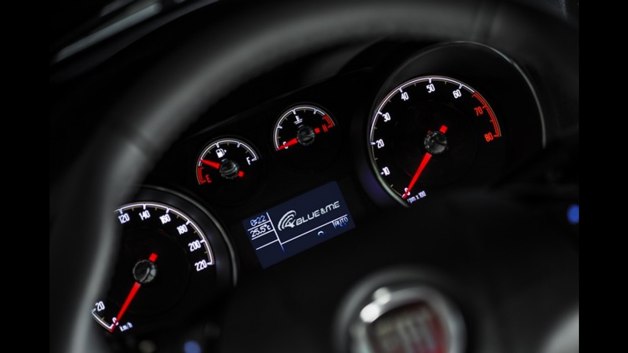 Fiat mostra Linea 2015 reestilizado para abril e aponta para baixo