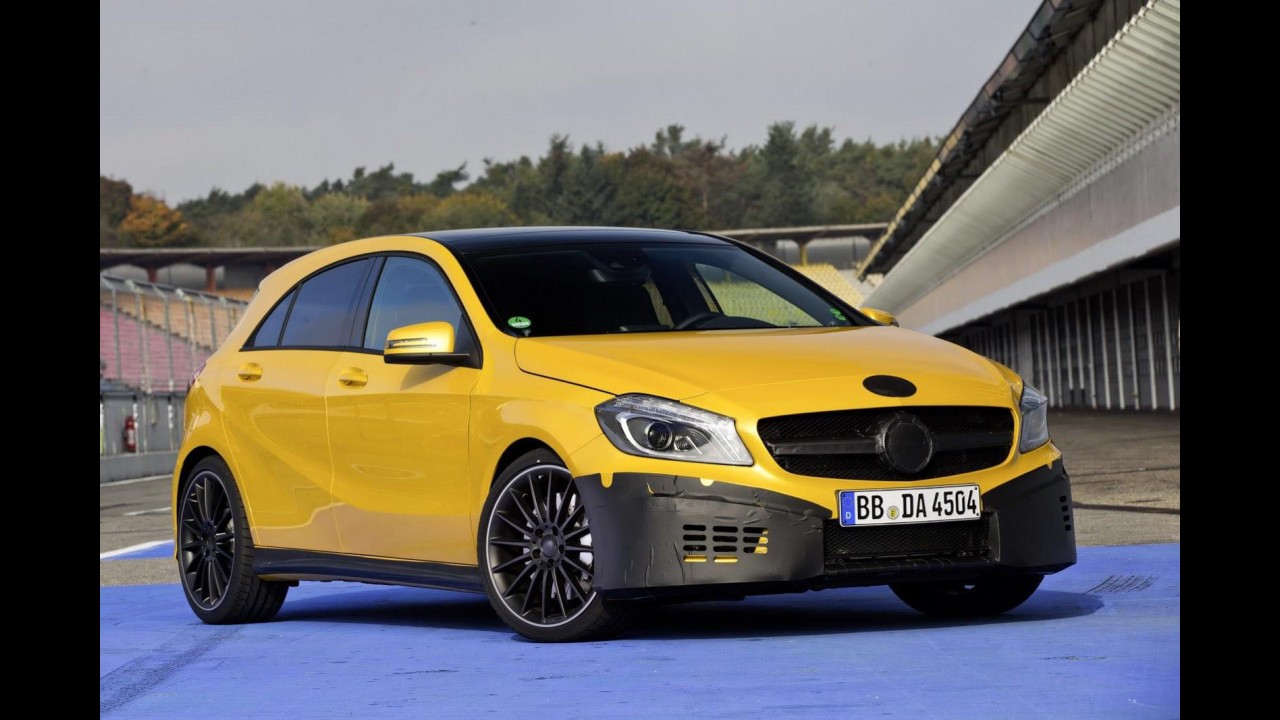 Mercedes-Benz A45 AMG aparece ainda camuflado em primeiras imagens oficiais