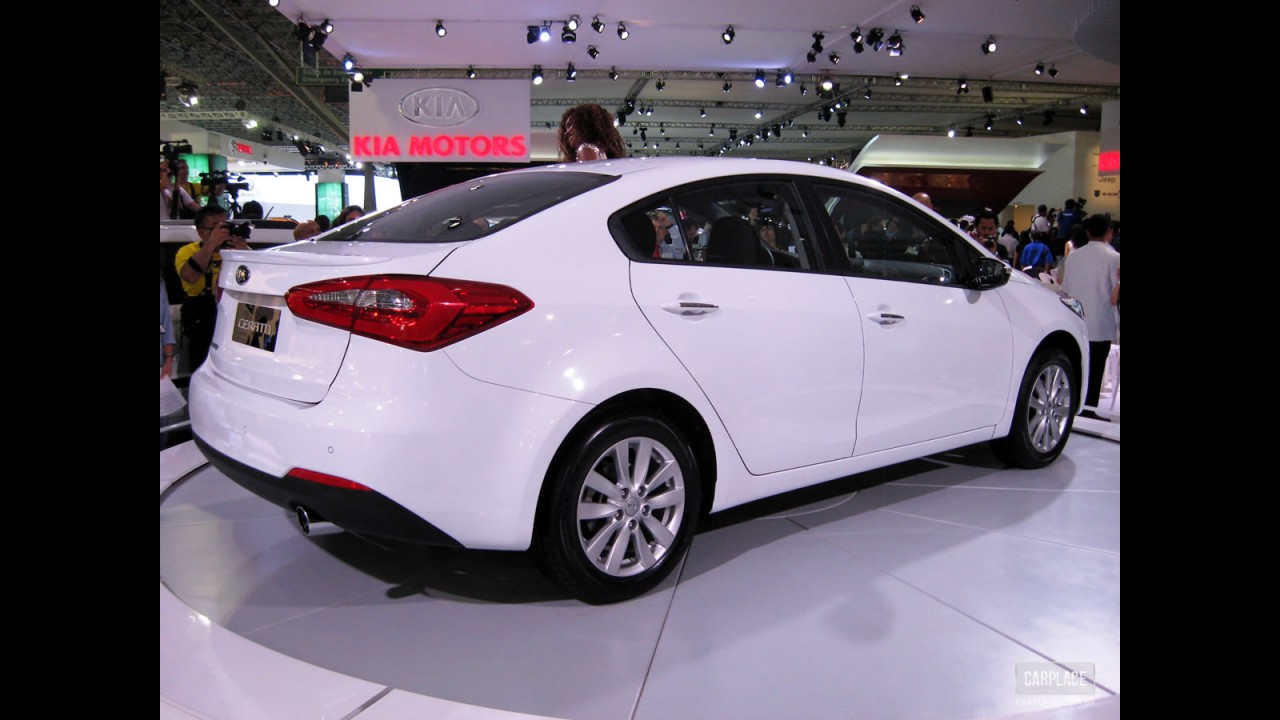 Salão do Automóvel: Kia exibe a nova geração do Cerato - e reclama do sistema de cotas de importação
