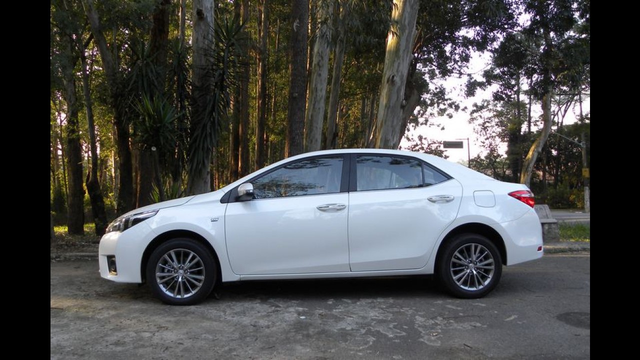 Altima ou Corolla? Desconto deixa Nissan grande a preço de Toyota médio