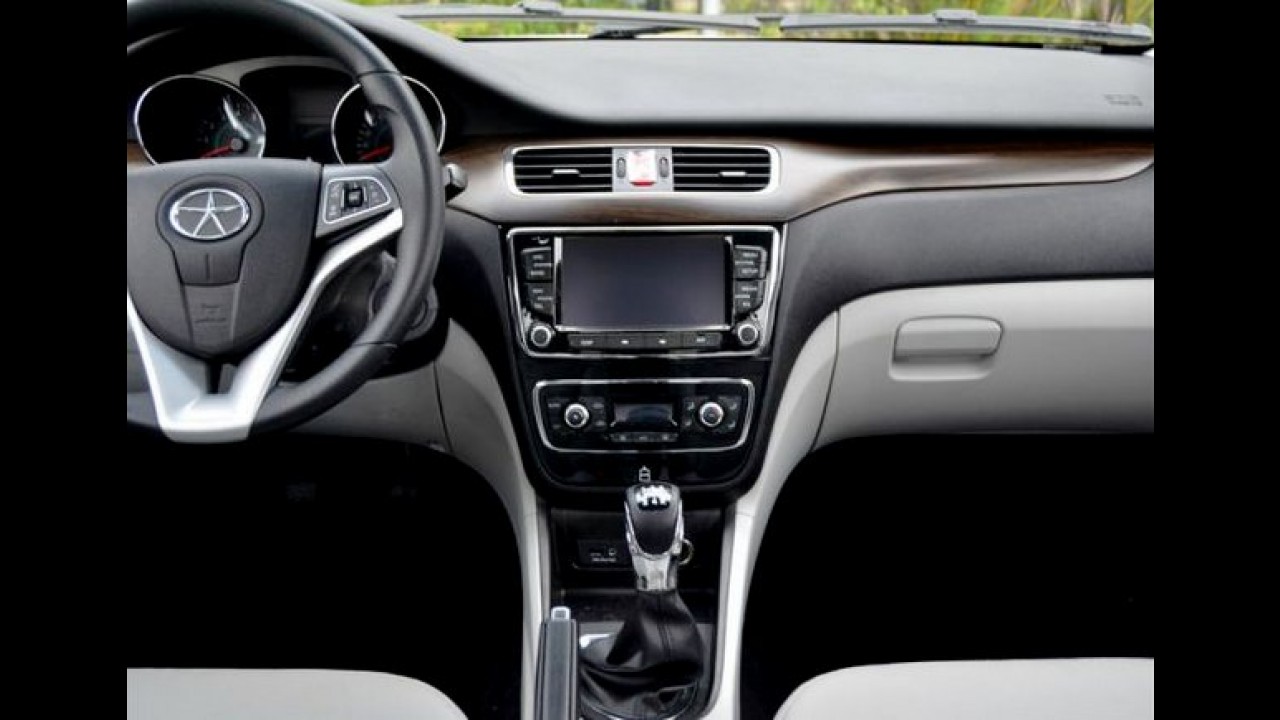 JAC J5 reestilizado estará no Salão do Automóvel - marca divulga outras novidades